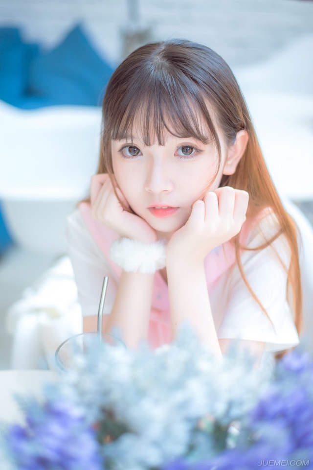 “刚死不久？”虎卫统领闻言目光一瞪，脱口道：“小心！”
